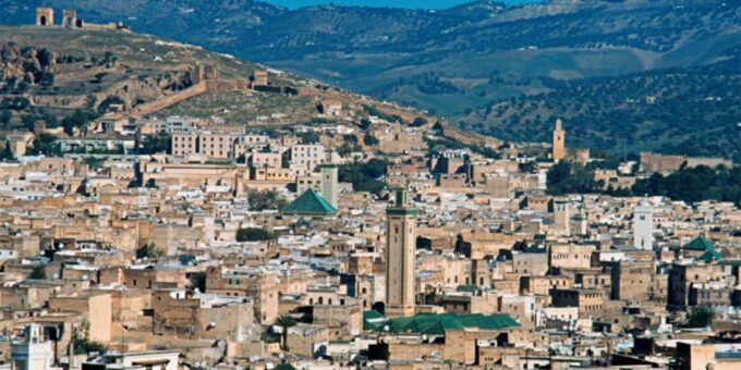 Vue aérienne de Fès, ville historique marocaine, symbolisant son rôle de carrefour pour l'intégration économique de l'Afrique Atlantique.