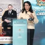 Carte du Maroc stylisée avec des circuits imprimés ou des symboles d'intelligence artificielle, illustrant l'ambition numérique du Royaume.