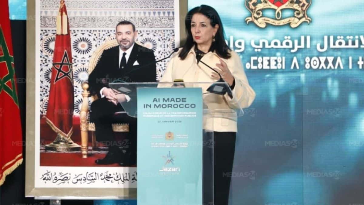 Carte du Maroc stylisée avec des circuits imprimés ou des symboles d'intelligence artificielle, illustrant l'ambition numérique du Royaume.