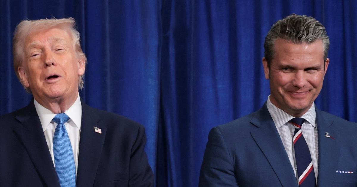 Donald Trump et son secrétaire à la Guerre, Pete Hegseth, samedi, lors d'une conférence de presse à Mar-a-Lago.