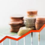 Vue aérienne d'un paysage urbain marocain moderne avec des infrastructures de transport et des bâtiments symbolisant le développement économique.