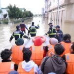Ksar El Kébir sous les eaux : L'évacuation continue face à la fureur de l'Oued Loukkos 6 Vue aérienne des inondations à Ksar El Kébir, montrant des zones résidentielles submergées par les eaux de l'Oued Loukkos, avec des équipes de secours en action.