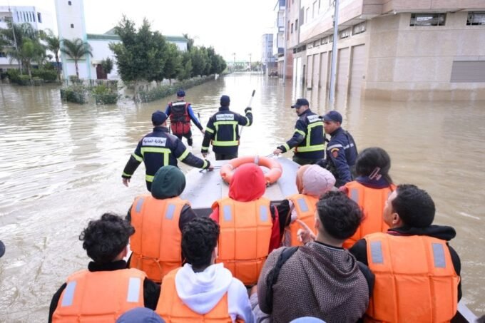 Ksar El Kébir sous les eaux : L'évacuation continue face à la fureur de l'Oued Loukkos 9 Vue aérienne des inondations à Ksar El Kébir, montrant des zones résidentielles submergées par les eaux de l'Oued Loukkos, avec des équipes de secours en action.