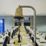 La Bourse de Casablanca vacille : le MASI plonge de 1,52% dans un marché agité 8 Graphique boursier montrant une tendance à la baisse sur le marché de Casablanca, avec des flèches rouges et des chiffres négatifs.