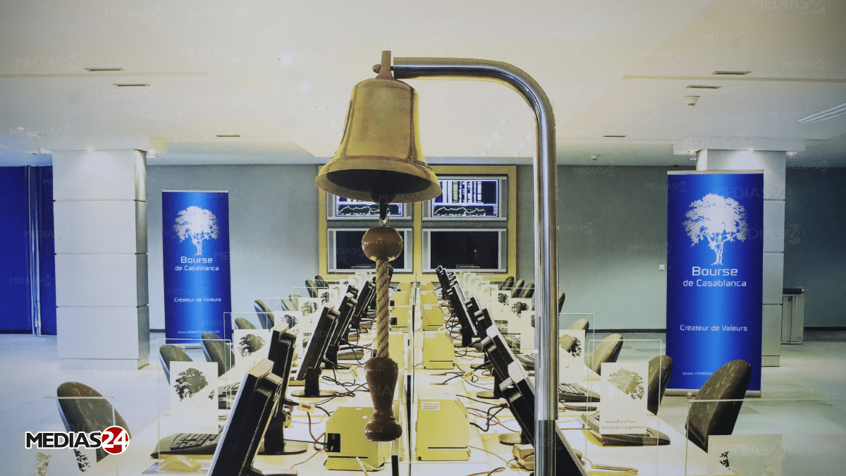 Graphique boursier montrant une tendance à la baisse sur le marché de Casablanca, avec des flèches rouges et des chiffres négatifs.