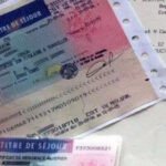 Graphique ou illustration représentant l'augmentation des titres de séjour en France, avec des symboles d'étudiants et de soutien humanitaire.