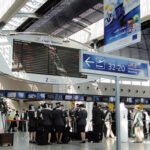 Un avion décollant d'un aéroport moderne au coucher du soleil, symbolisant l'essor du transport aérien au Maroc.