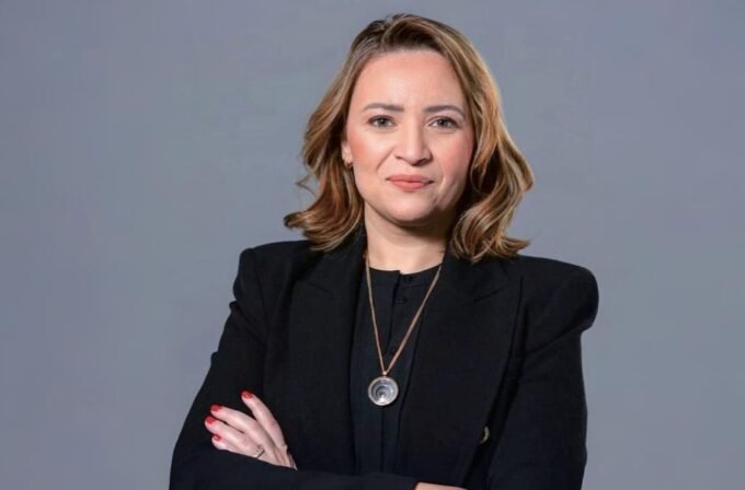 Imane Belmaati, auteure du livre 'Empreintes de Leadership', experte en management et stratégies d'impact.