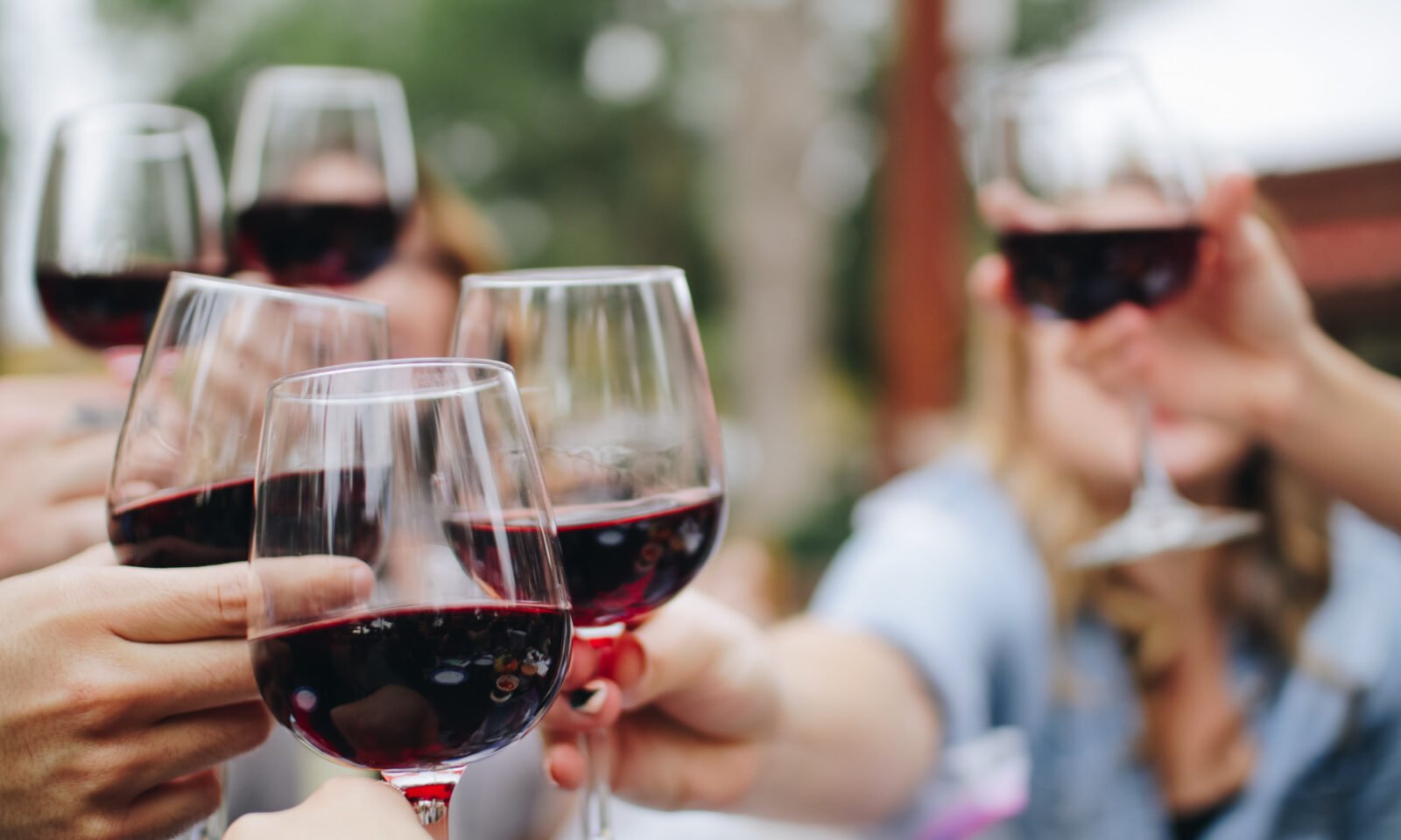 A Sobering Truth: Lifetime Drinking Patterns Dramatically Increase Colorectal Cancer Risk 3 A glass of alcoholic beverage, symbolizing the link between long-term drinking and colorectal cancer risk.