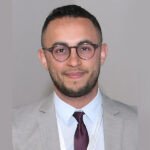 Vue aérienne d'une ville marocaine moderne avec des infrastructures vertes, symbolisant le développement durable et la croissance économique.