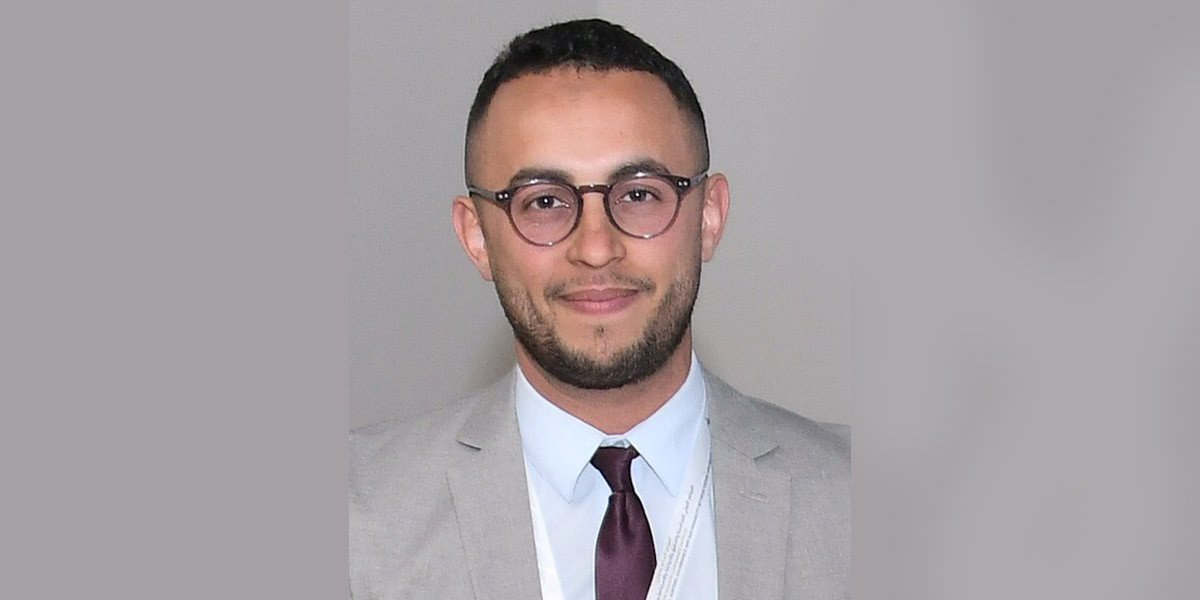 Vue aérienne d'une ville marocaine moderne avec des infrastructures vertes, symbolisant le développement durable et la croissance économique.