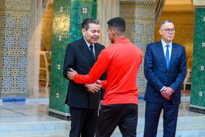 Le Prince Moulay Rachid saluant les joueurs de l'équipe nationale marocaine de football, les Lions de l'Atlas, lors d'une réception officielle au Palais des Hôtes Royaux de Rabat.