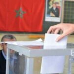 Un citoyen marocain s'inscrivant sur les listes électorales pour les prochaines élections.