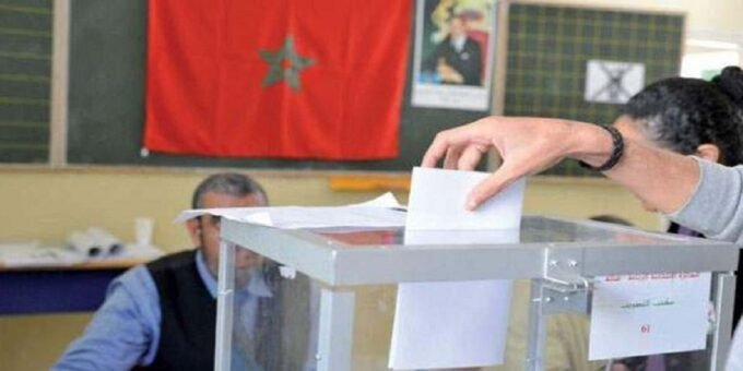 Un citoyen marocain s'inscrivant sur les listes électorales pour les prochaines élections.