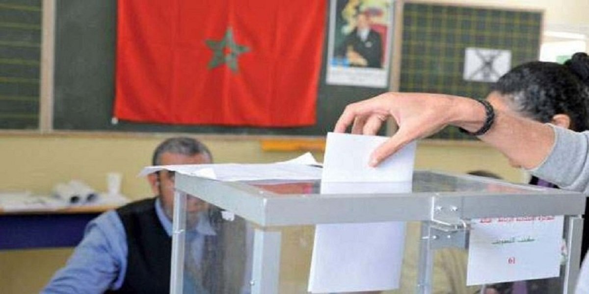 Un citoyen marocain s'inscrivant sur les listes électorales pour les prochaines élections.