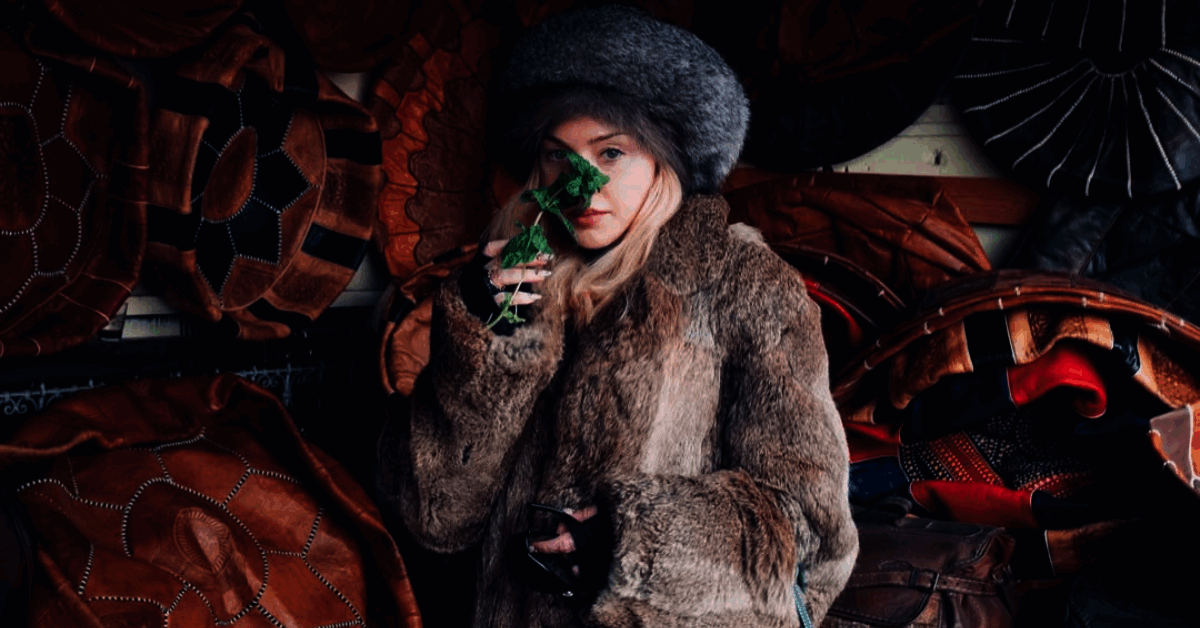 Madonna souriante et élégante, posant dans un cadre somptueux rappelant l'architecture marocaine, lors de son séjour au Maroc pour le Nouvel An 2026.