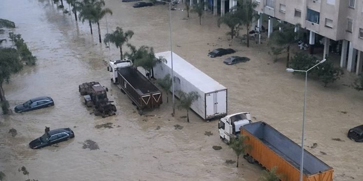 Vue aérienne des inondations à Ksar El Kébir, avec des véhicules des Forces Armées Royales (FAR) en action pour le sauvetage et l'assistance des populations sinistrées.
