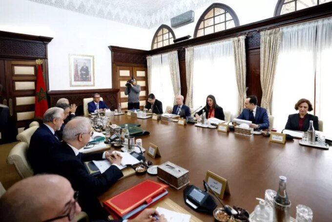 Le Chef du gouvernement Aziz Akhannouch préside une réunion du Conseil de gouvernement, avec la question de la dissolution de l'Agence des plantes médicinales et aromatiques à l'ordre du jour.