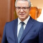 Mohamed Aujjar, ancien ministre marocain de la Justice, souriant et confiant, en tant que favori pour la direction du RNI.