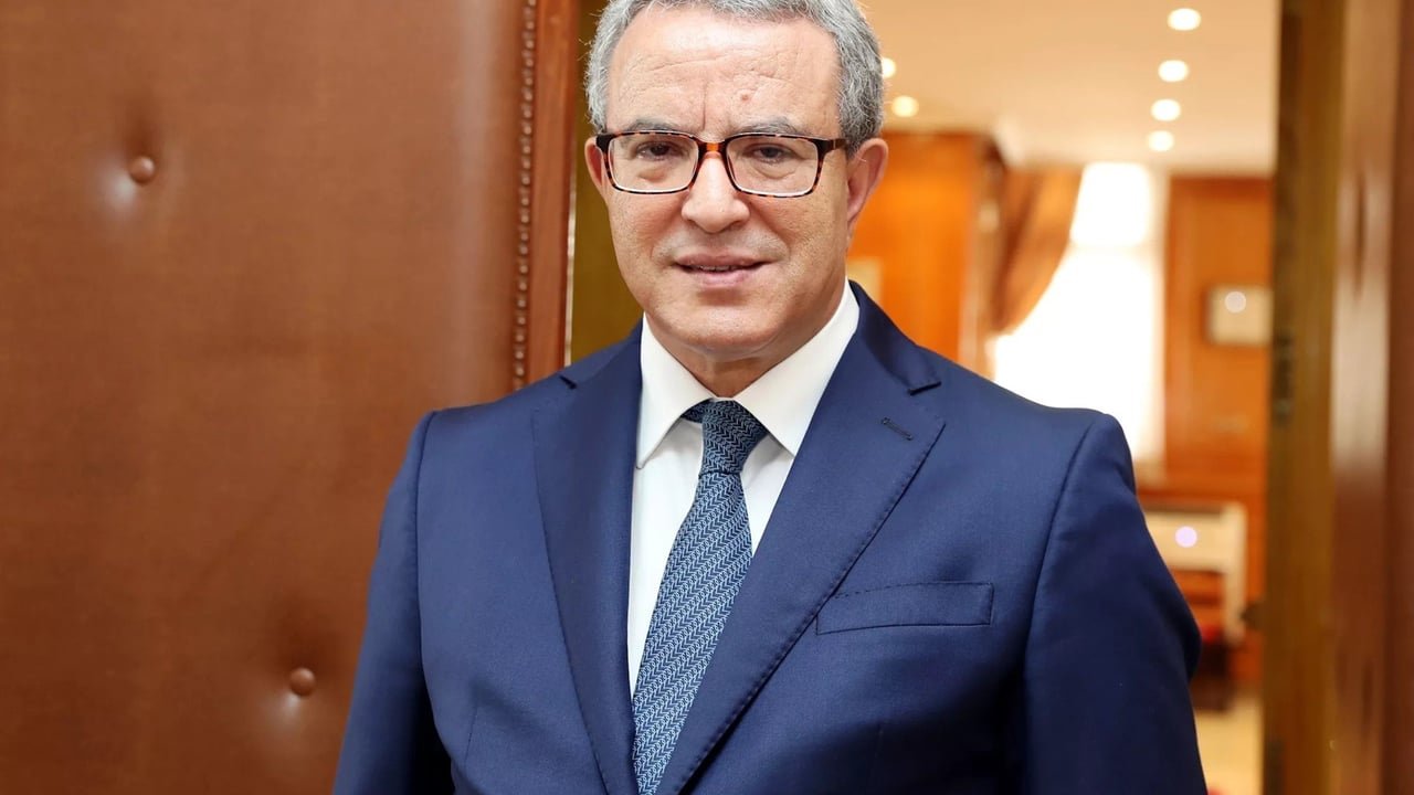 Maroc : Mohamed Aujjar, favori à la succession d’Aziz Akhannouch à la tête du RNI 3 Mohamed Aujjar, ancien ministre marocain de la Justice, souriant et confiant, en tant que favori pour la direction du RNI.