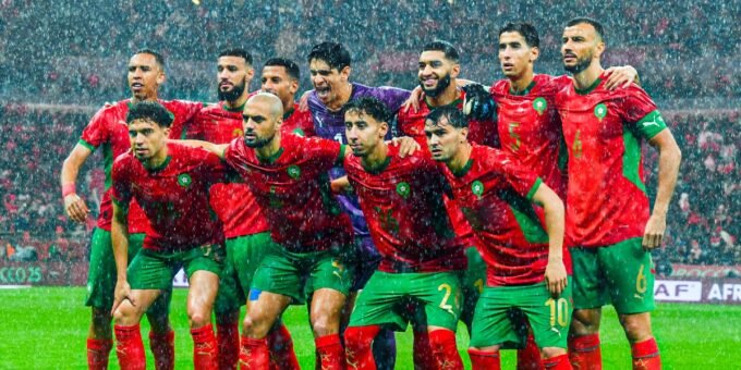Joueurs des équipes du Maroc et du Nigeria s'affrontant lors d'un match de football de la CAN.