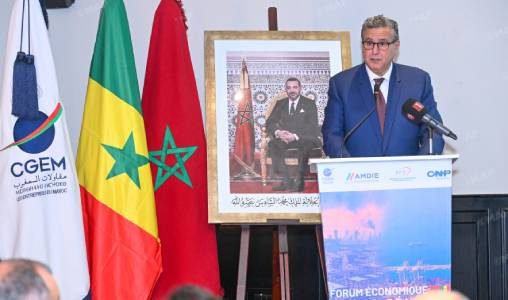 Le Chef du gouvernement Aziz Akhannouch et le Premier ministre sénégalais Ousmane Sonko lors de la rencontre économique à Casablanca, symbolisant la coopération bilatérale.