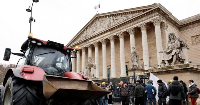 Les agriculteurs manifestant à Paris