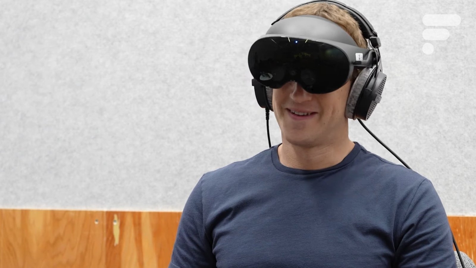 Mark Zuckerberg portant un casque Meta Quest Pro, symbolisant le virage stratégique de Meta vers les lunettes connectées et l'IA.
