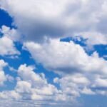 Carte météorologique du Maroc affichant des symboles de pluie, neige et températures basses pour le 17 janvier.