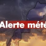 Carte météorologique du Maroc avec des symboles de neige et d'orages, illustrant les prévisions pour mercredi.