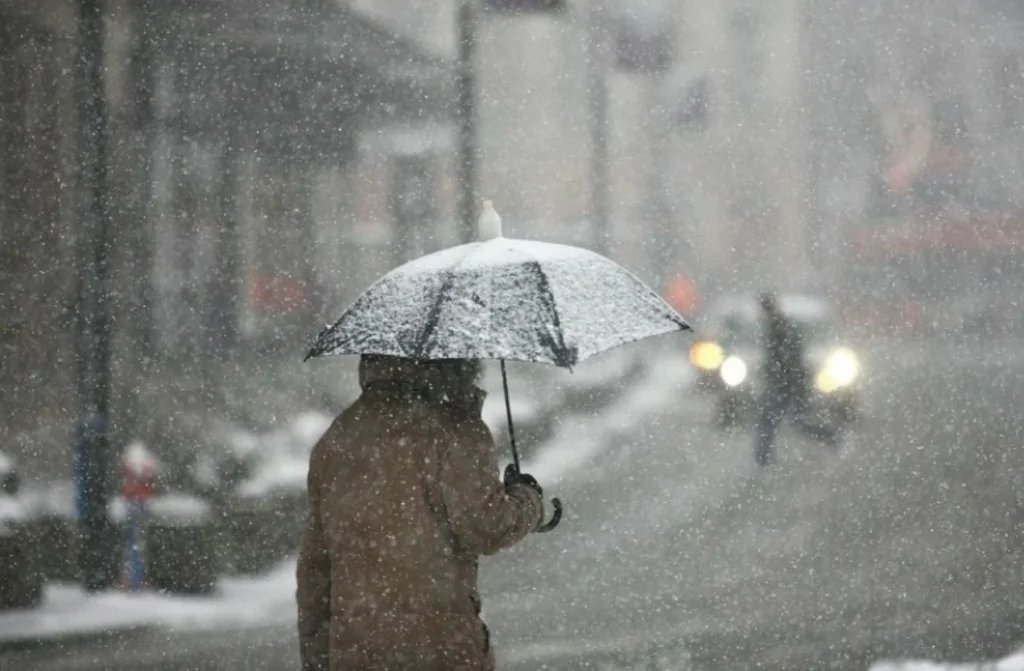 Le Maroc sous l'Étreinte Hivernale : Neige, Pluies et Froid Polaire Imminents 3 Paysage hivernal enneigé dans les montagnes de l'Atlas au Maroc sous un ciel nuageux, illustrant les prévisions météorologiques.