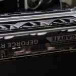 Vue détaillée du Minisforum MS-02 Ultra avec ses ports et son châssis en métal, mettant en avant sa compacité et ses connectiques avancées.