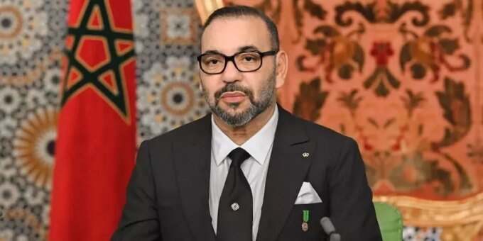 Le Roi Mohammed VI du Maroc et le Président américain Donald Trump se serrant la main lors d'une rencontre diplomatique.