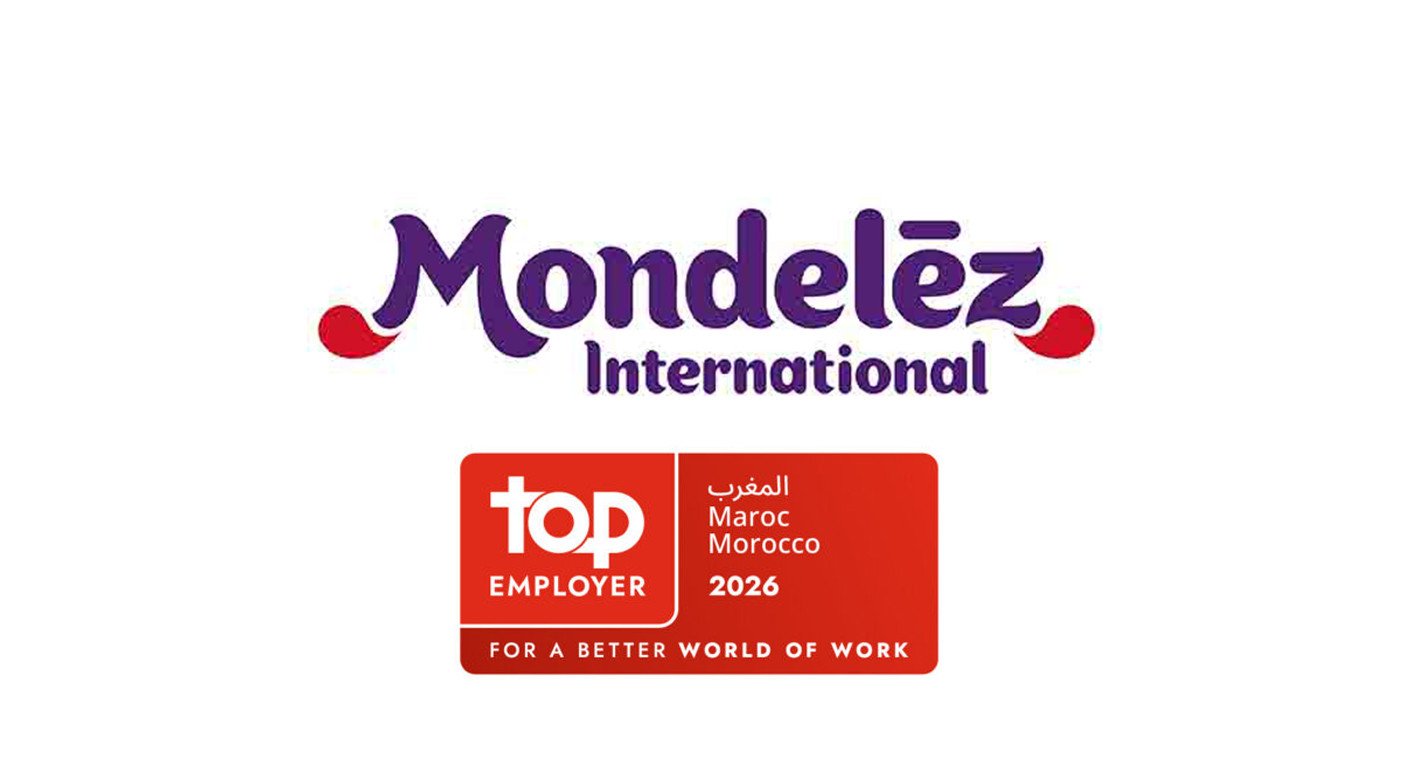Photo d'équipe souriante de Mondelez Maroc célébrant la certification Top Employer, avec le logo de l'entreprise en arrière-plan.
