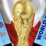 Vue aérienne d'un stade de football moderne rempli de supporters, avec les drapeaux du Canada, des États-Unis et du Mexique flottant, symbolisant la Coupe du Monde 2026.