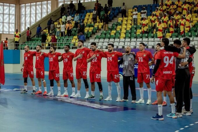 Joueurs de l'équipe nationale marocaine de handball en action lors d'un match de la Coupe d'Afrique des Nations.