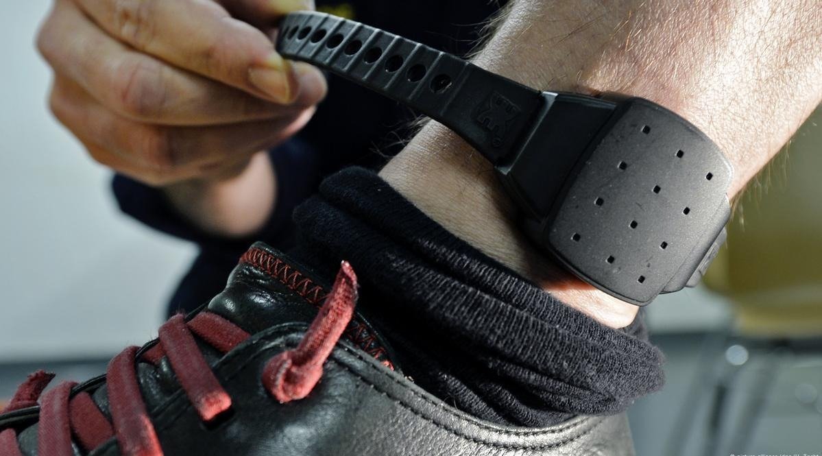 Morocco's Judicial Reform: Over 1,000 Alternative Sentences Issued Amidst Public Debate 3 A gavel and law books on a desk, symbolizing justice and legal reform in Morocco.