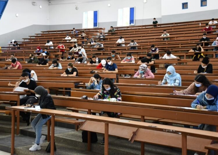Moroccan Academia on Edge: Professors Declare Nationwide Strike Against Controversial Higher Education Law 3 Moroccan university professors protesting against a new higher education law in Rabat.