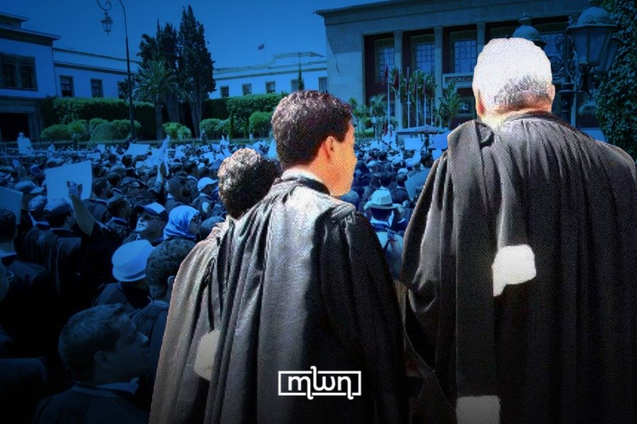 Moroccan lawyers protesting outside a courthouse, holding signs against justice reform.