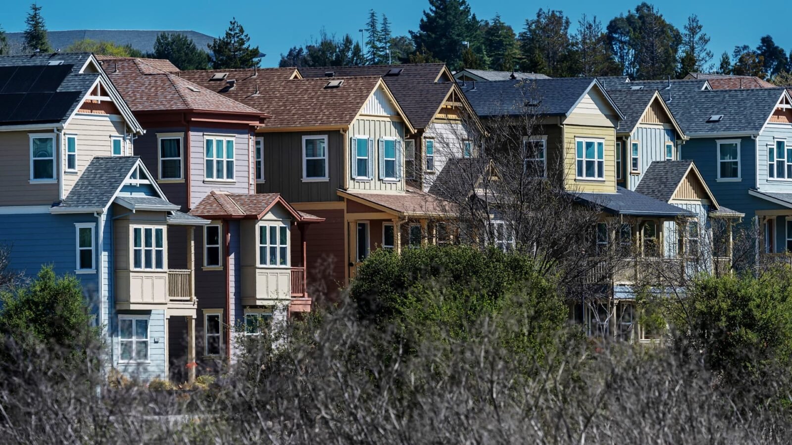 A graphic showing a downward trend in mortgage rates with a house icon in the background