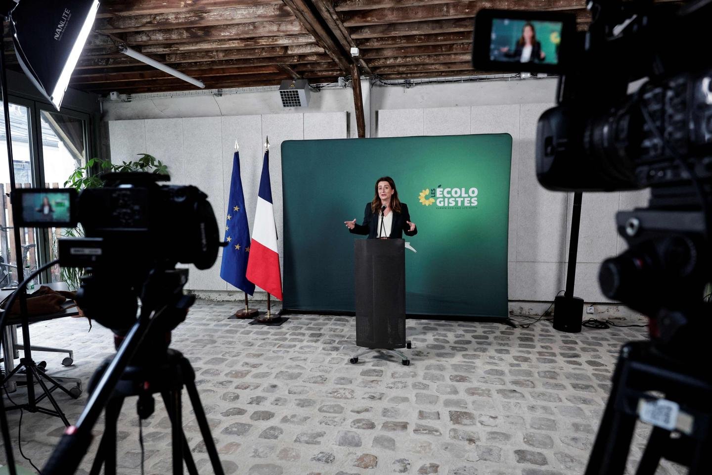 Marine Tondelier, secrétaire nationale des Écologistes, s'exprimant lors de l'annonce des résultats de la primaire de la gauche à Paris, le 8 décembre 2025. Elle est au centre de l'attention médiatique suite à une fronde au sein de son parti.
