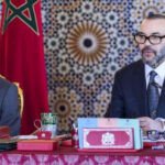 Le Roi Mohammed VI présidant une réunion de travail au Palais Royal de Casablanca, entouré de ministres et de M. Fouad Brini, pour discuter de l'avancement du projet Nador West Med.