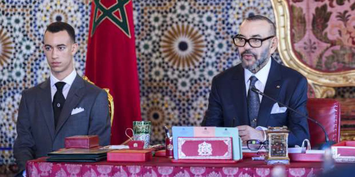 Le Roi Mohammed VI présidant une réunion de travail au Palais Royal de Casablanca, entouré de ministres et de M. Fouad Brini, pour discuter de l'avancement du projet Nador West Med.