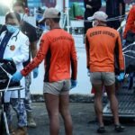 Des gardes-côtes transportent des sacs mortuaires contenant les dépouilles des membres d’équipage décédés lors du naufrage du cargo M/V Devon Bay, au port de Manille, aux Philippines, le 26 janvier 2026.