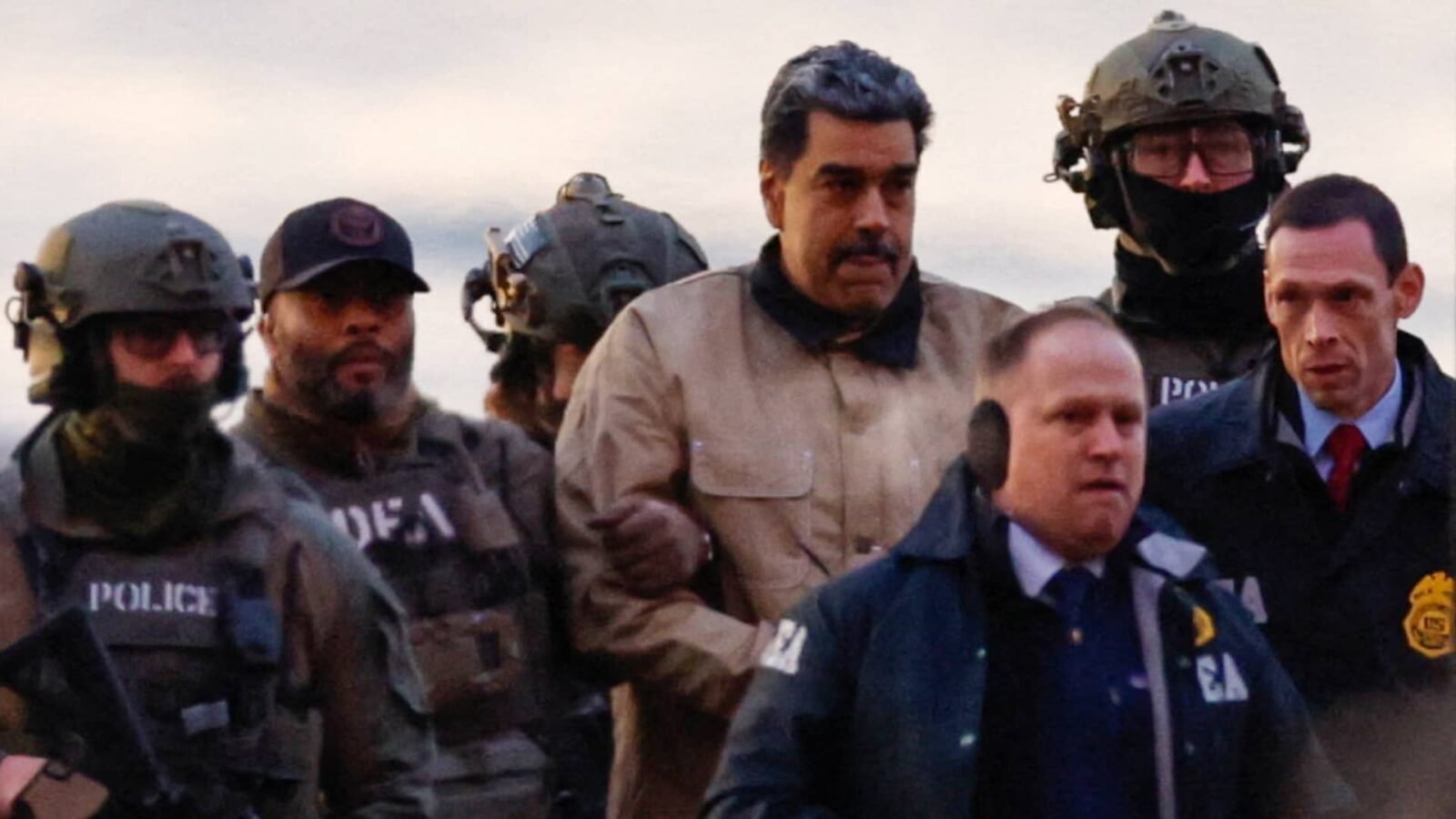 Courtroom sketch of Nicolas Maduro and Cilia Flores with their lawyers in a New York federal court.