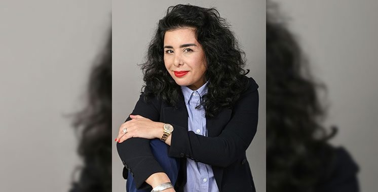 Une photo de personnes pratiquant le yoga en paix