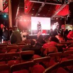 Des supporters marocains, certains avec des drapeaux, affichent de la déception au Cabaret Sauvage à Paris après la défaite de leur équipe en finale de la CAN.