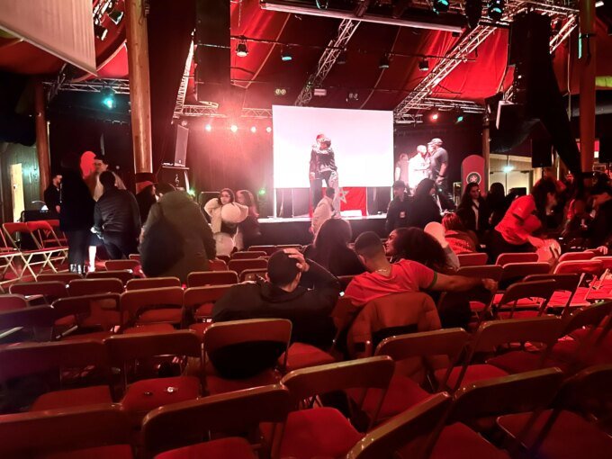 Des supporters marocains, certains avec des drapeaux, affichent de la déception au Cabaret Sauvage à Paris après la défaite de leur équipe en finale de la CAN.