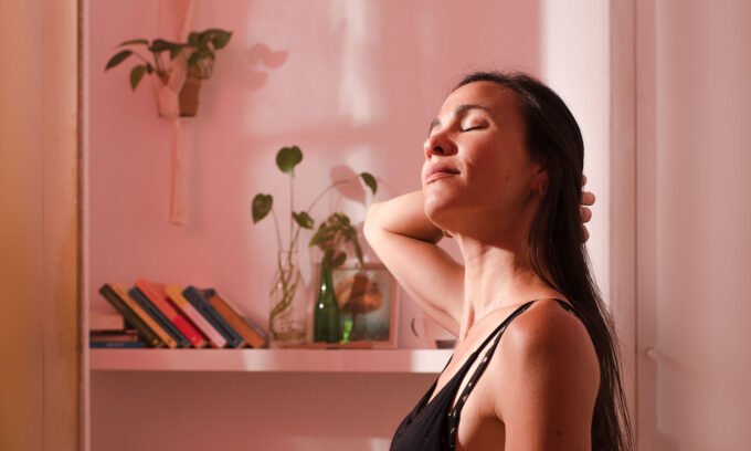 Illustration of a brain with omega-3 rich foods like fish and nuts surrounding it, symbolizing brain health and nutrition.