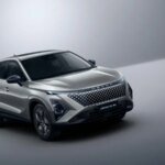 OMODA 5 SHS-H, SUV hybride auto-rechargeable de CFAO Mobility, avec son design Cyber Mécha et ses phares LED profilés, présenté au Maroc.